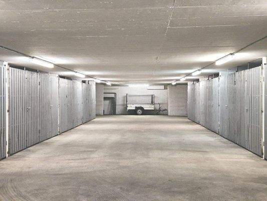 Tiefgarage mit abschließbaren Boxen (kein Duplex!)