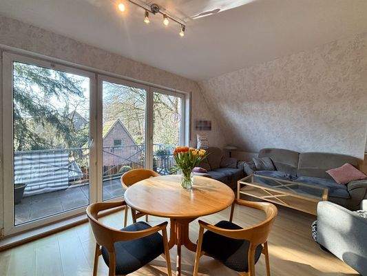 Wohnzimmer mit Balkon im DG