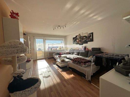 Wohnzimmer Mit Zugang zum Balkon