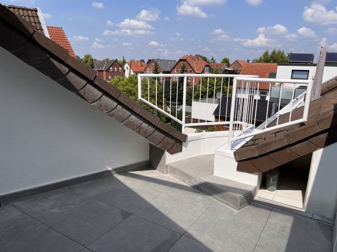 Renovierte groÃe Stadt-DachgeschoÃ-Wohnung mit sonnenverwÃ¶hntem Balkon