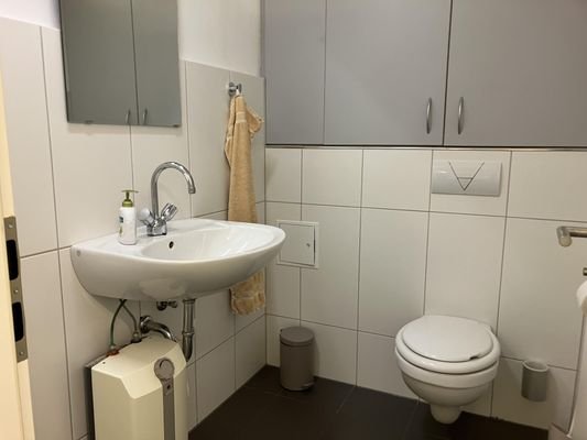 Zu der Mieteinheit im UG: WC-Raum