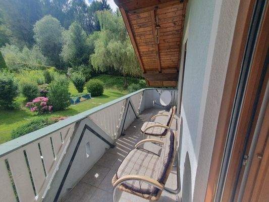 Sonnenbalkon mit Blick in den Garten