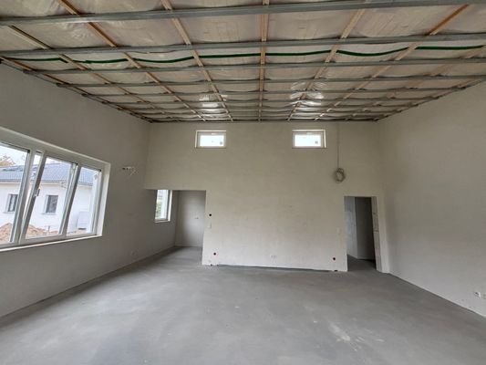 Wohnzimmer mit Blick auf Flur- und Küchentür