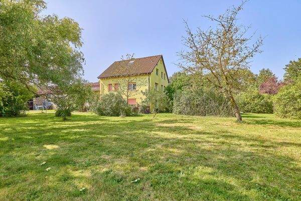 13 Wohnhaus mit Garten.jpg