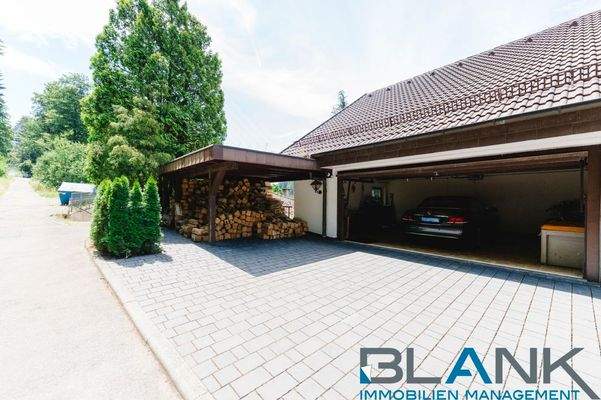 Eingansbereich mit Doppel- und Einzelgaraje