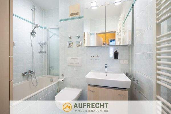 gepflegtes Dusch-Badezimmer mit WM-Anschluss