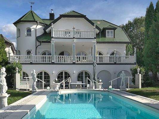Luxusvilla mit beheiztem Swimmingpool