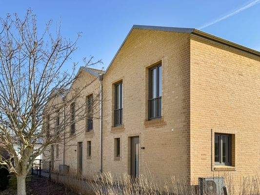 2. Außenansicht des Reihenendhauses (links).jpg