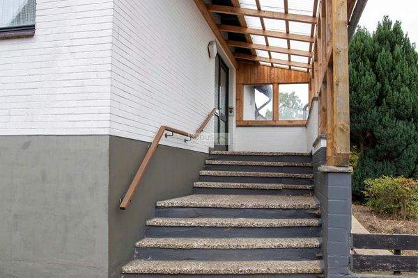 Überdachte Eingangstreppe