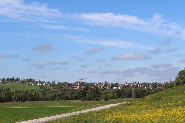 Idyllisch gelegen – Naturnah mit Aussicht auf den Ort
