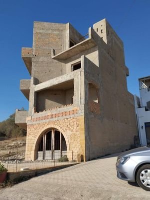 Kreta, Kalamaki: Unfertiges Gebäude direkt am Meer zu verkaufen