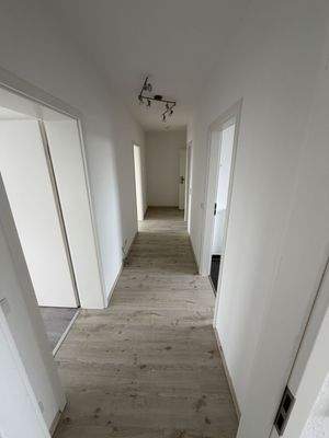 Flur mit Blick zur Eingangstür