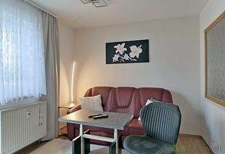 Sofa und Sessel im Wohnzimmer