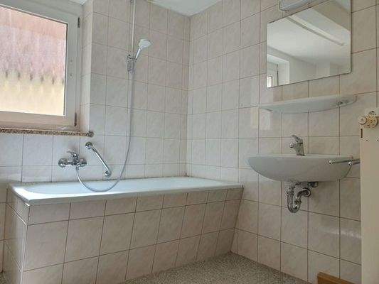 OG, Wohnung re.: Badezimmer