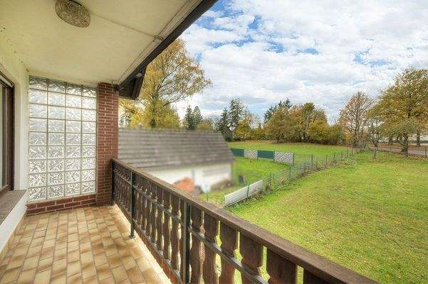 Balkon/ Blick in den Garten