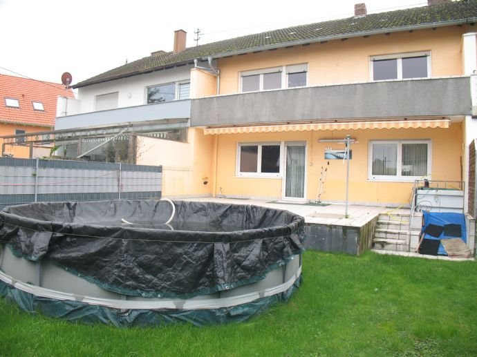 GROSSES, LICHTDURCHFLUTETES REIHENMITTELHAUS MIT UNEINSEHBAREM GARTEN UND SEPARATER GARAGE