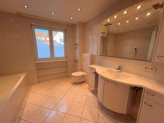 Tageslichtbad mit Wanne und Dusche