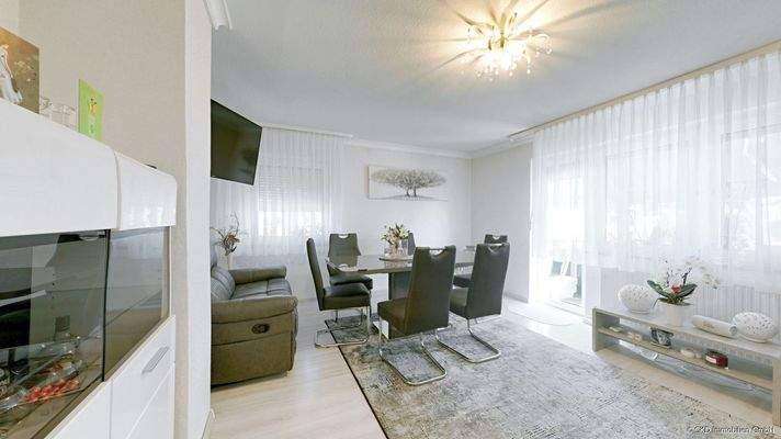 Wohnzimmer mit Zugang zum Balkon