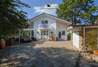 Uneinsehbarer Hofbereich mit Garagen und Carport