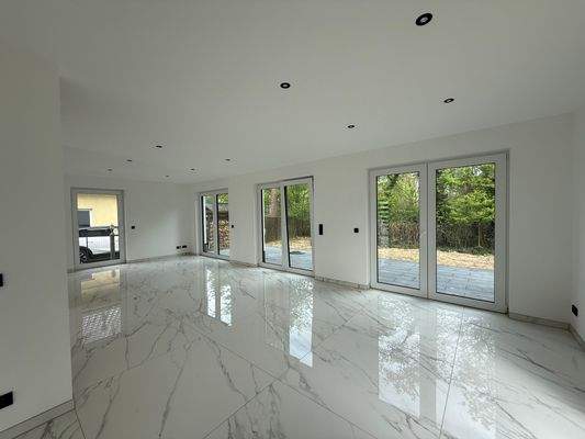 Wohnzimmer mit viel Licht.jpg