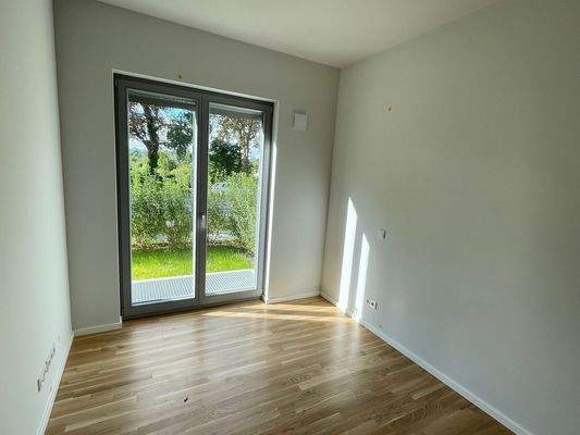 Helles Zimmer mit Terrassentür