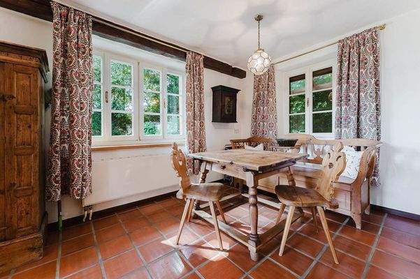 Tradition trifft Geborgenheit – der lichtdurchflutete Essplatz mit Blick ins Grün