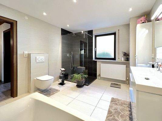 Badezimmer im 1.OG mit Dusche und Wanne