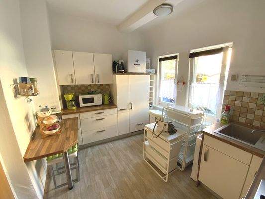 Helle Küche zum Innenhof