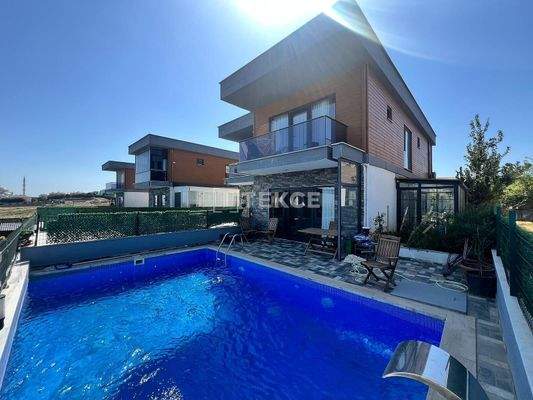 Villa with a Private Garden and Pool in İstanbul Büyükçekmece