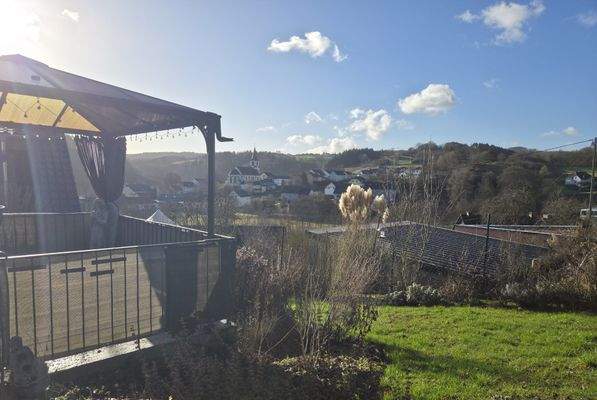 Grundstück hinter dem Gebäude sowie Terrasse.jpg