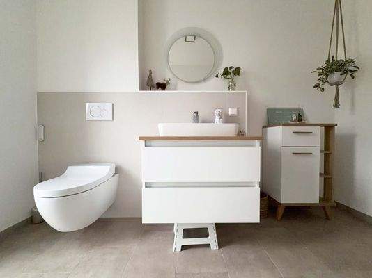 Gäste-WC: Ein klar gestaltetes Raum, der mit warmen Akzenten einen angenehmen Eindruck hinterlässt