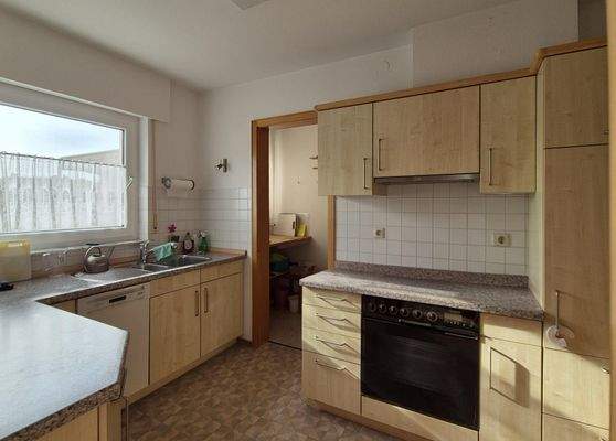 Küche mit Speisekammer