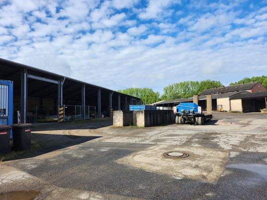 Grundstück mit den offenen Lagerhallen