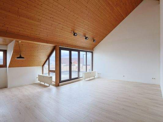 Lichtdurchfluteter Wohn- und Essbereich mit Balkon