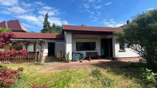 Hausansicht mit Garage