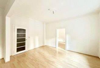 Offener Wohn- &amp; Essbereich vor Renovierung