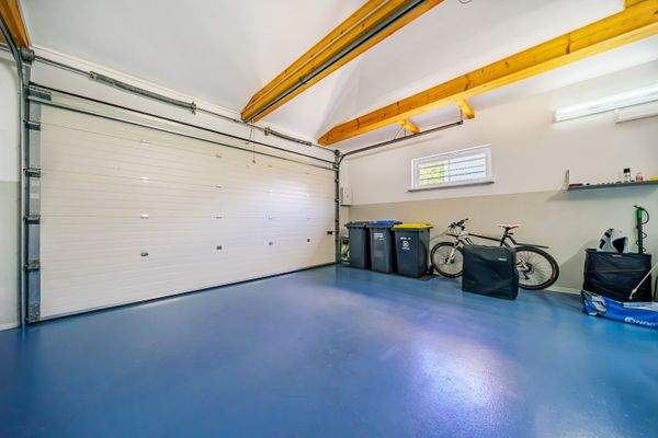 Garage mit elektrischem Sektionaltor