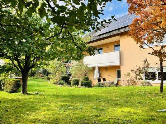 Gartenansicht des Hauses mit Aufwuchs