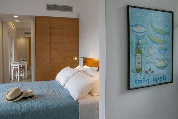 Kreta, Plaka: 2 Luxusvillen mit Tennisplatz, Olivenhain und atemberaubendem Meerblick zu verkaufen