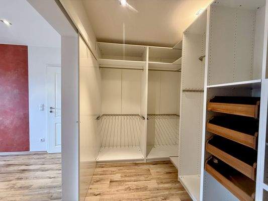 Ankleidezimmer im DG