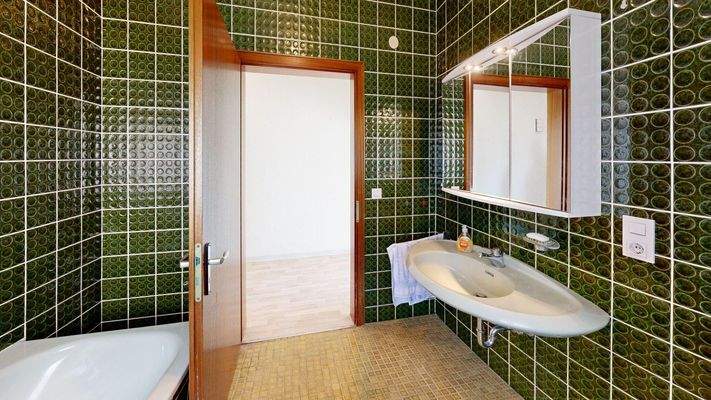 OG Bad: makellose Fliesen im 7oer Jahre Stil