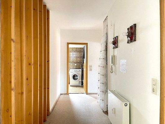 Flur OG mit Blick auf Tageslichtbad 2