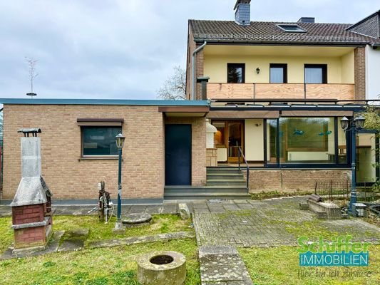 Rückansicht Haus, Terrasse, Garage