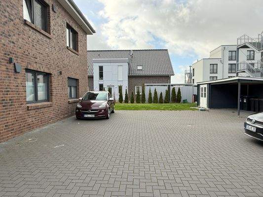 Parkplätze hinter dem Haus