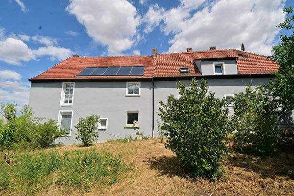 Westansicht vom Haus & Nebengebäude  (inkl. Solaranlage)