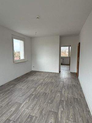 Wohnzimmer mit Blick zum Schlafzimmer