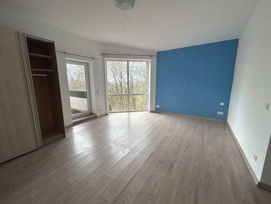 Apartmentzimmer mit Balkonzugang Anbaubereich