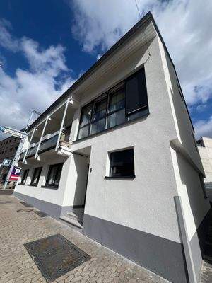 Vorder- und Seitenansicht Haus