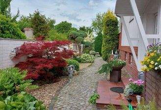 Hausansicht u. Garten