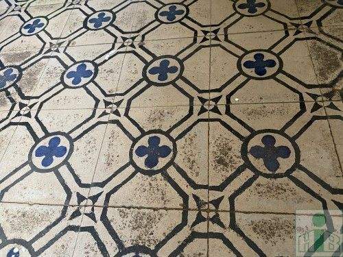 Bodenfliesen rechte Hausseite